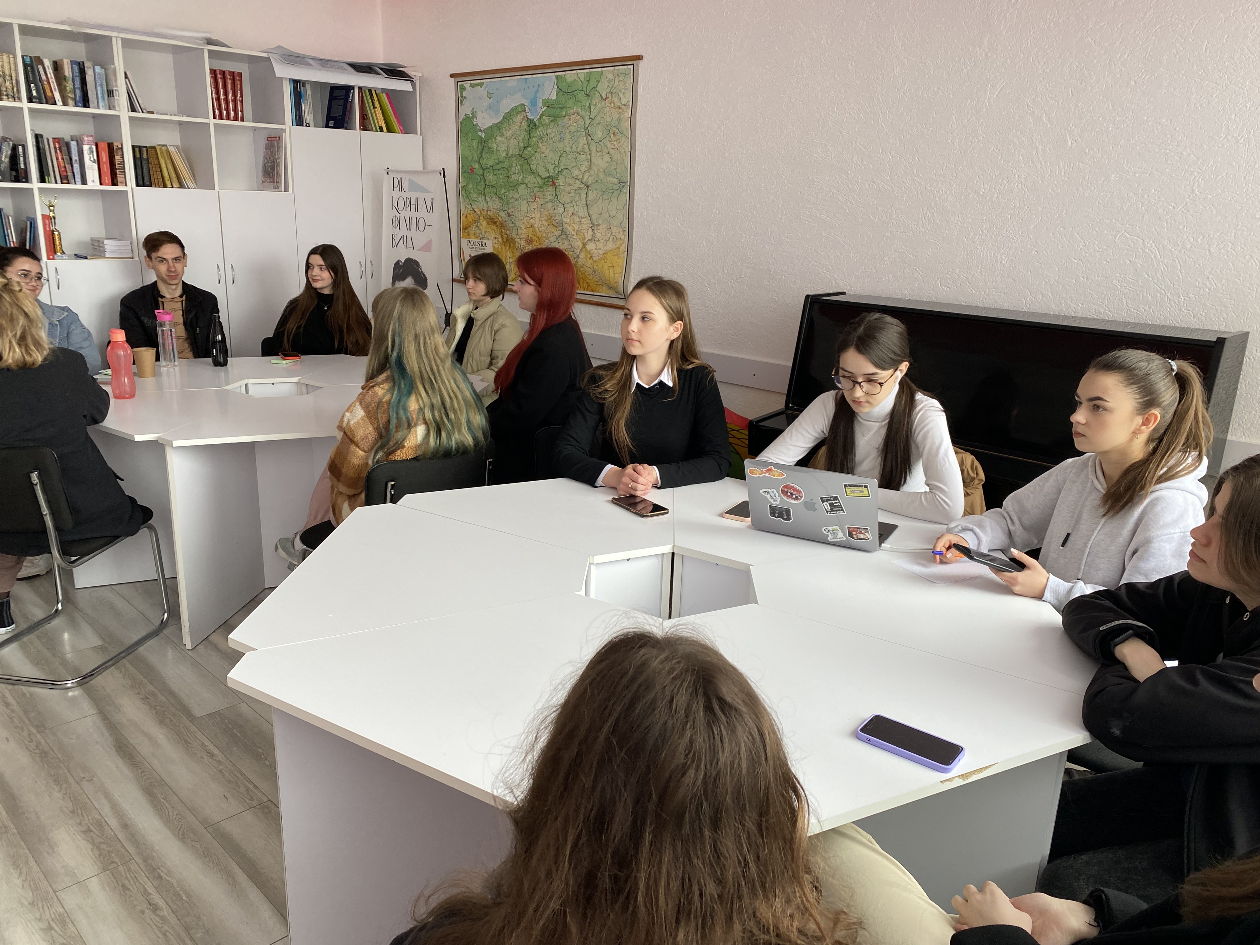 Першокурсники-журналісти на зустрічі з Анастасією Станко.